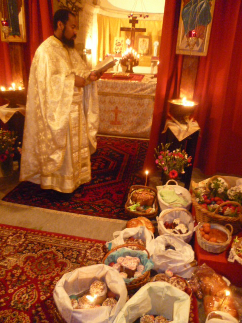 bénédiction des paniers de Pâques par le Père ioakim